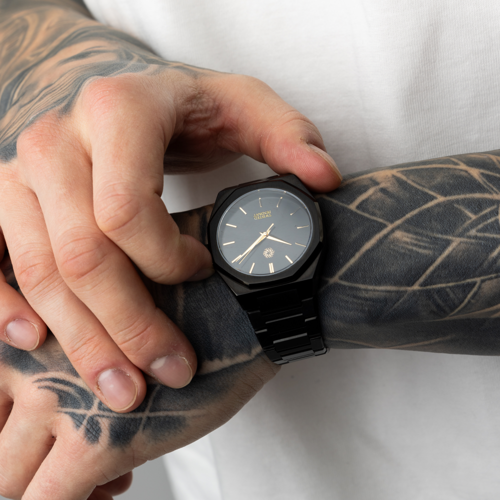 Schwarze Uhr aus Edelstahl mit 40-mm-Gehäuse