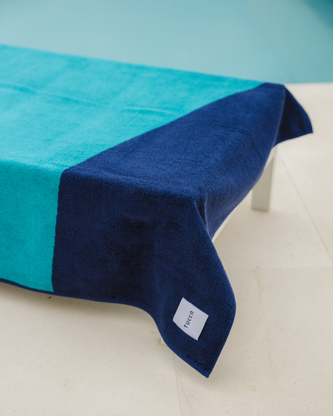 Premium Strandtuch aus 100 % Bio-Baumwolle mit Verbindungsfunktion – Tucca Swell