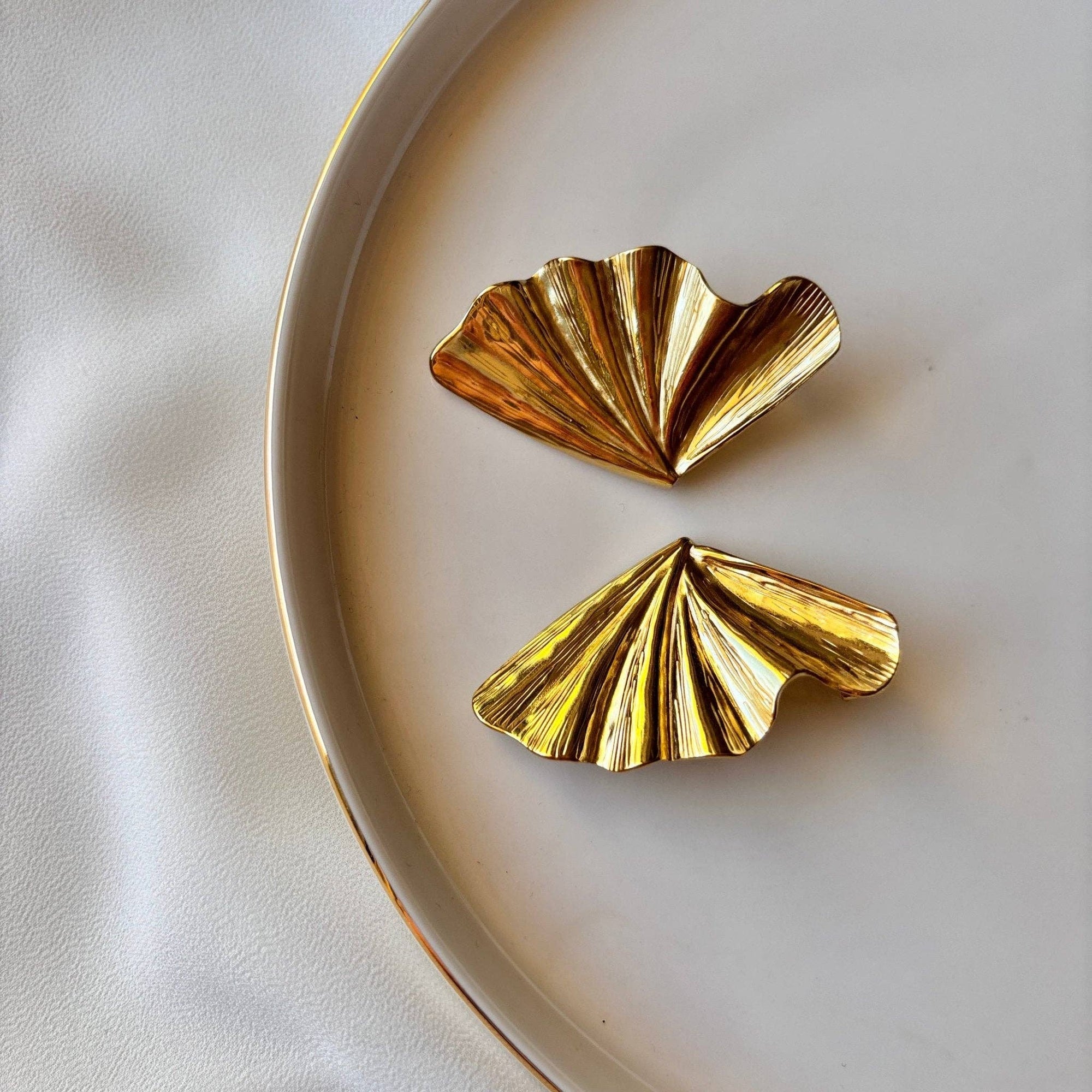 SOLEA - Große Blatt-Ohrringe Gold