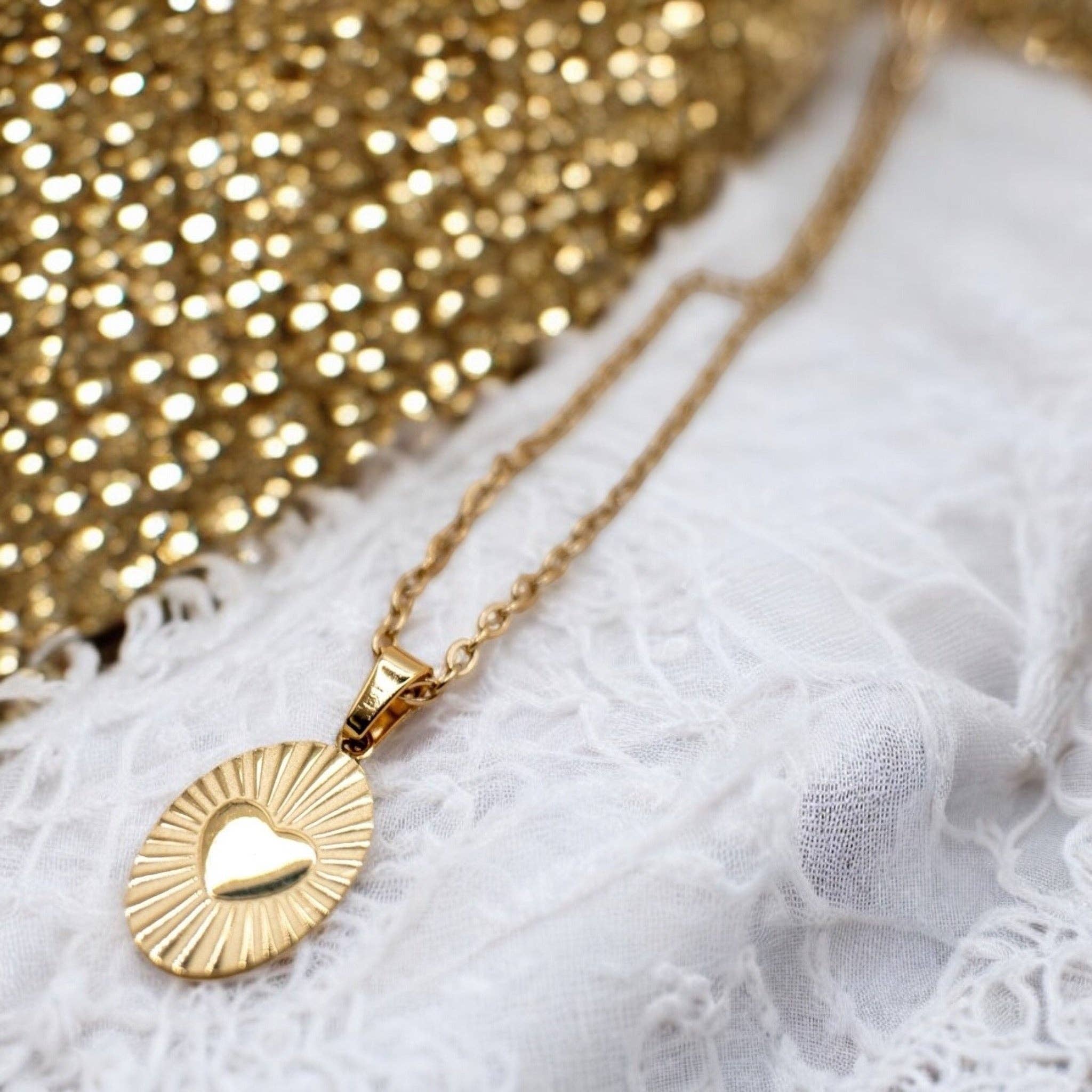 OVAL HEART - Halskette mit herzförmigem Anhänger aus Gold
