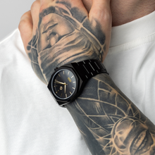 Schwarze Uhr aus Edelstahl mit 40-mm-Gehäuse